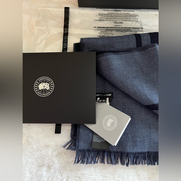 Woven LOGO scafr Canada Goose Ladies Navy - Picture 7 of 14